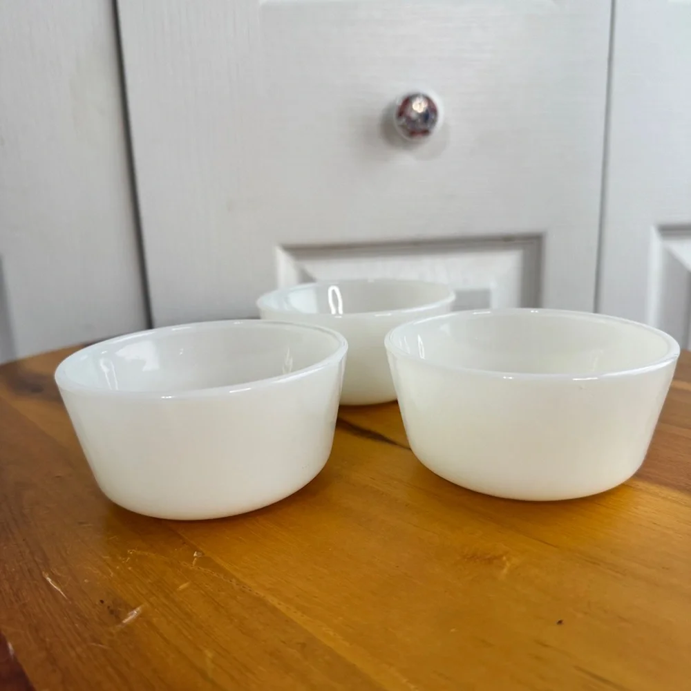 Anchor Hocking Fire King milk glass custard bowls‎